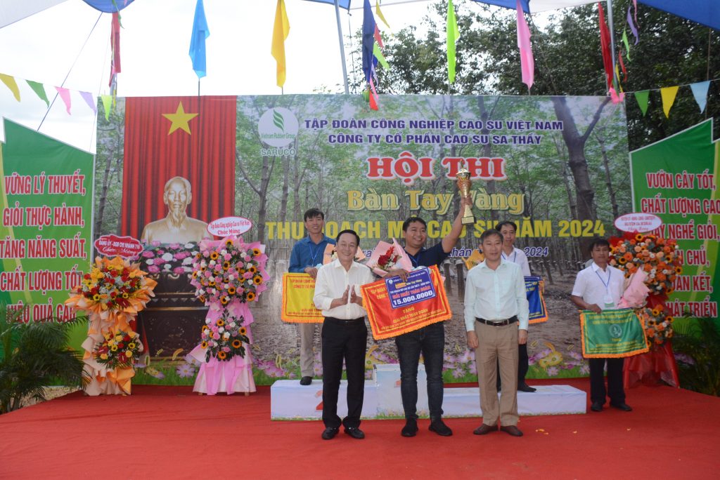 Đội cao su Thanh niên giải nhất Hội thi Bàn tay vàng Cao su Sa Thầy